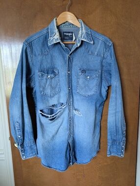 Vintage 80s Wrangler Thrashed Blue Denim Pearl Snap Western Shirt